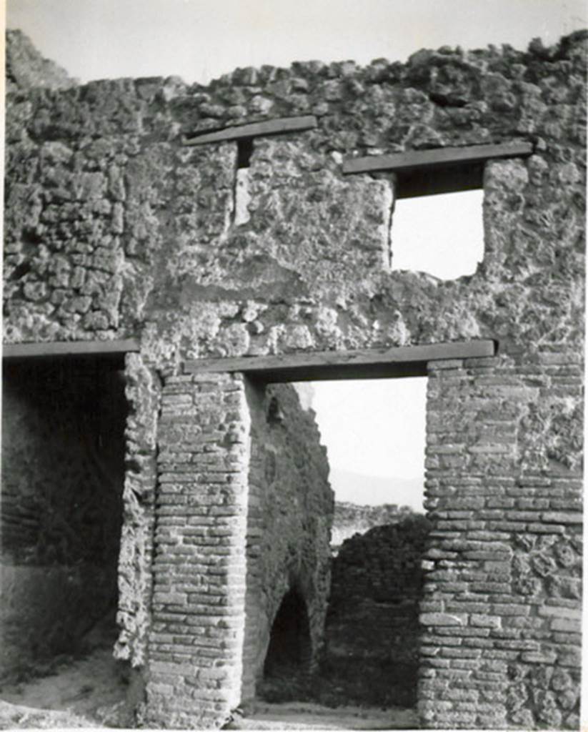 I.3.16 Pompeii. 1935 photograph taken by Tatiana Warscher. Looking south towards the entrance doorway, with windows above. 
See Warscher, T, 1935: Codex Topographicus Pompejanus, Regio I, 3: (no.32), Rome, DAIR, whose copyright it remains.  
According to Warscher, quoting Fiorelli, “This was a small laundry or maybe a dyers.”