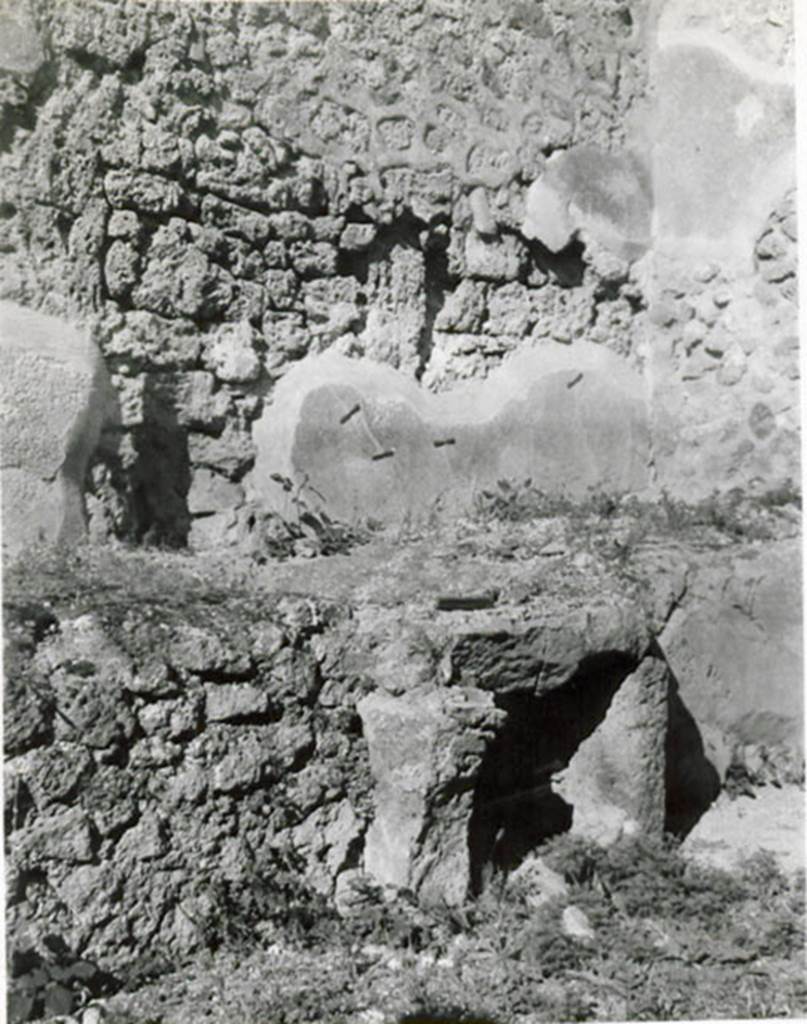 I.3.16 Pompeii. 1935 photograph taken by Tatiana Warscher. The boiler.
See Warscher, T, 1935: Codex Topographicus Pompejanus, Regio I, 3: (no.34), Rome, DAIR, whose copyright it remains.