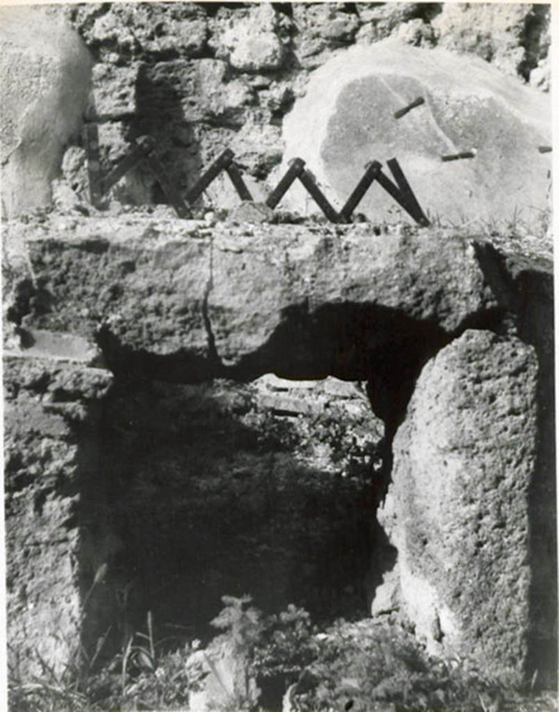 I.3.16 Pompeii. 1935 photograph taken by Tatiana Warscher. The opening of the boiler for inserting the wood for burning.
See Warscher, T, 1935: Codex Topographicus Pompejanus, Regio I, 3: (no.35), Rome, DAIR, whose copyright it remains.