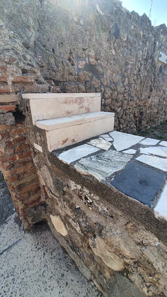 I.3.22 Pompeii. July 2021. Shelving on east side of top of counter.
Foto Annette Haug, ERC Grant 681269 DÉCOR.