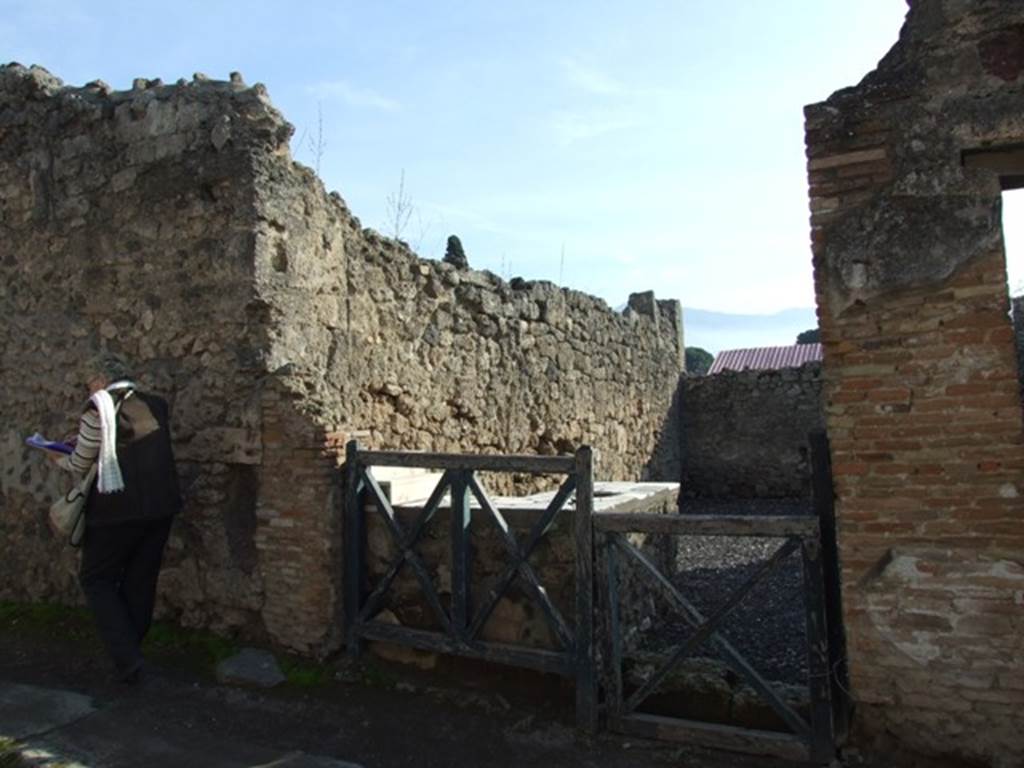 I.3.22 Pompeii. December 2007. Entrance. Fiorelli described the two painted graffiti on the wall between I.3.23 and I.3.22. These would have been on the left of the picture, and are no longer visible.
Q . P . P .  AED  ROGANT                        and                   SEXTILIVM
See Pappalardo, U., 2001. La Descrizione di Pompei per Giuseppe Fiorelli (1875). Napoli: Massa Editore. (p. 39)