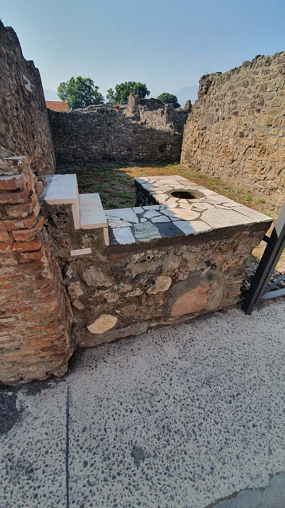I.3.22 Pompeii. July 2021. Looking south across bar-room from entrance doorway.
Foto Annette Haug, ERC Grant 681269 DÉCOR.