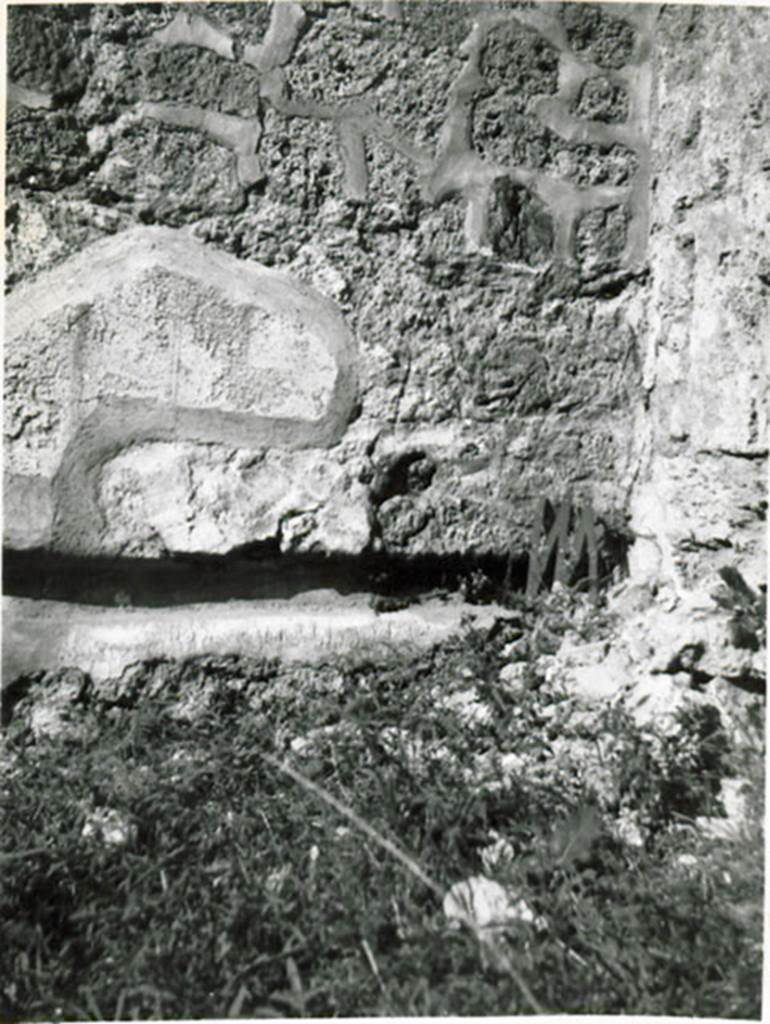 I.3.23 Pompeii. 1935 photograph taken by Tatiana Warscher. The hollow for the couch in triclinium “p”.
See Warscher, T, 1935: Codex Topographicus Pompejanus, Regio I, 3: (no.51), Rome, DAIR, whose copyright it remains.