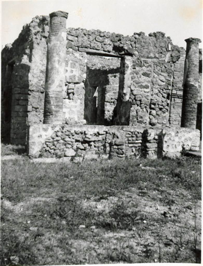 I.3.23 Pompeii. 1935 photograph taken by Tatiana Warscher. The south portico of the peristyle with the rooms located behind it, (according to Warscher’s plan, room “q” at the rear).
See Warscher, T, 1935: Codex Topographicus Pompejanus, Regio I, 3: (no.50), Rome, DAIR, whose copyright it remains.