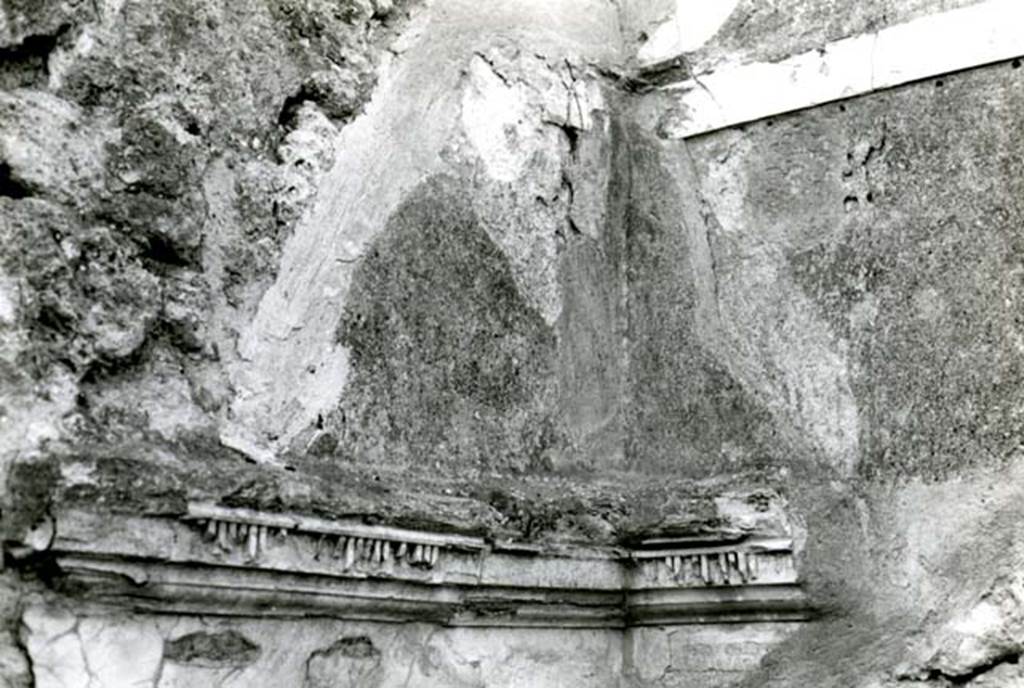 I.3.23 Pompeii. 1968. House, first room, left of atrium (b), NW corners, upper zone.  
A small portion of the remaining white wall and stucco cornice. Photo courtesy of Anne Laidlaw.
American Academy in Rome, Photographic Archive. Laidlaw collection _P_68_8_19.