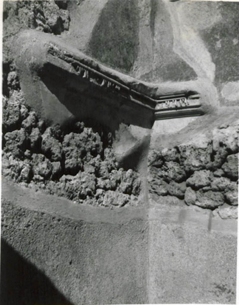 I.3.23 Pompeii. 1935 photograph taken by Tatiana Warscher. The remains of the decoration from the first room on the right of the atrium (room b).
See Warscher, T, 1935: Codex Topographicus Pompejanus, Regio I, 3: (no.42), Rome, DAIR, whose copyright it remains