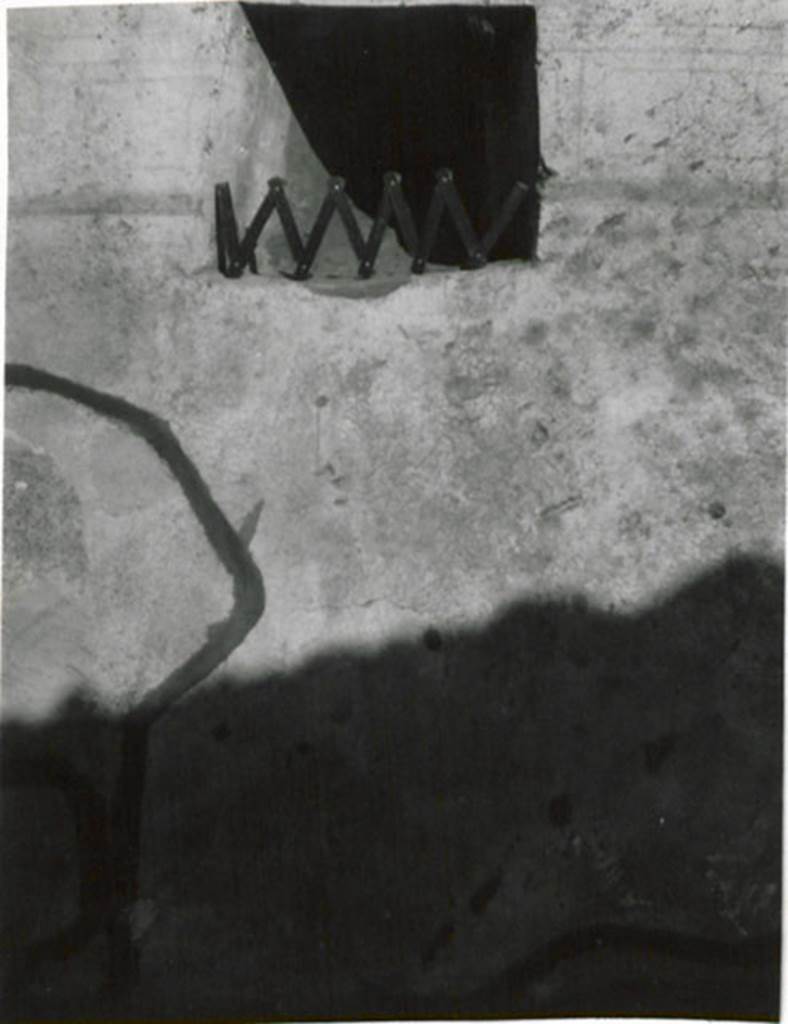 I.3.23 Pompeii. 1935 photograph taken by Tatiana Warscher. La prima stanza a sinistra dell’atrio con una finestra murata. La finestra è murata in maniera che non si vede nessun traccia sulla parete della strada.
See Warscher, T, 1935: Codex Topographicus Pompejanus, Regio I, 3: (no.43), Rome, DAIR, whose copyright it remains.  
(translation: “The first room on the left of the atrium with a blocked window. 
The window was blocked in a manner that one could see no trace on the street wall.”)