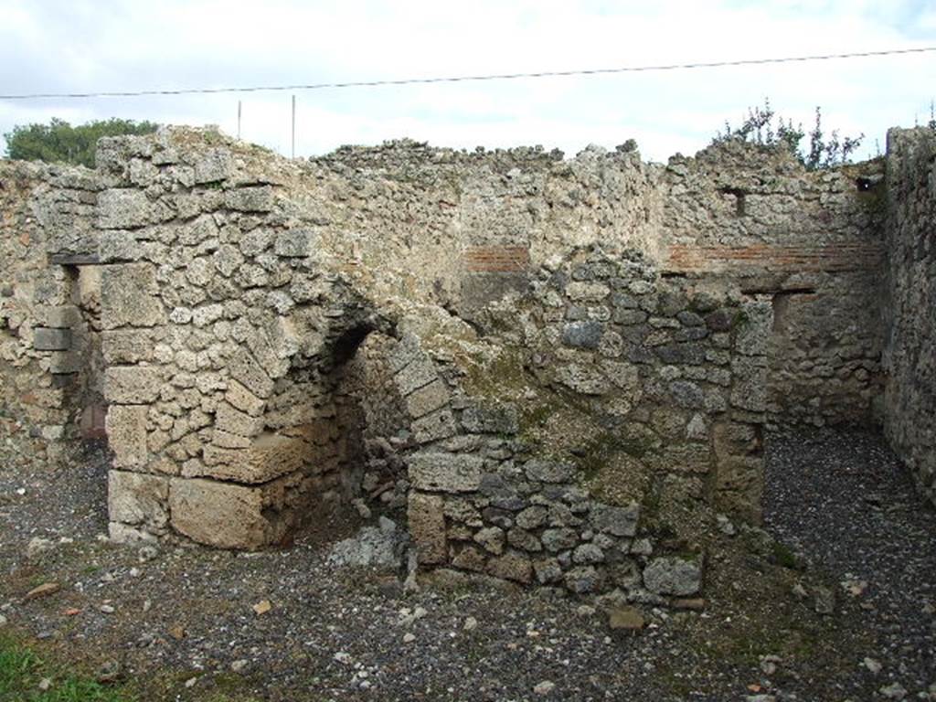 I.3.24 Pompeii. December 2006.  Steps to upper floor, above arch. On the left is the doorway to the cubiculum, the recess under the arch led to a storeroom, the doorway on the right leads into the kitchen.