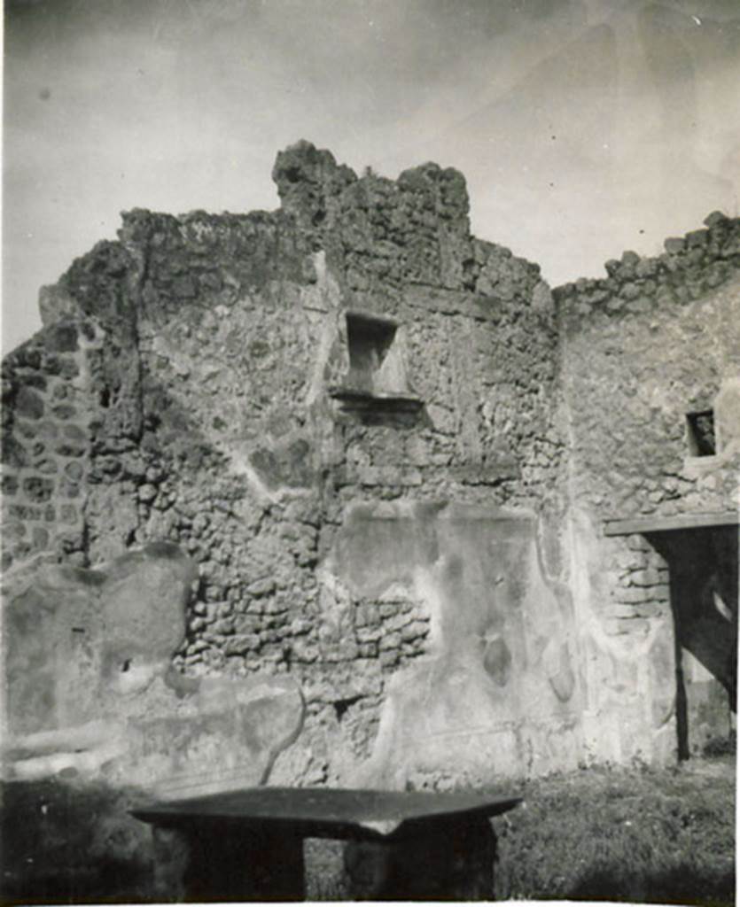 I.3.24 Pompeii. 1935 photograph taken by Tatiana Warscher. According to Warscher,
“La situazione della nicchia pone la questione – se nell’atrio vi fosse oltre al piano terreno anche un primo piano giacchè essa è situata troppo in alto. I pochi avanzi pittorici sulla parete occidentale fanno pensare ad imitazione del primo stile, che la parete cioè fosse mediante fasce divisa in rettangoli oblunghi. L’esempio di questa imitazione del primo stile o “primo stile semplificato” può vedersi nell’atrio della casa del Principe di Napoli (VI.15.7/8).
Sopra la porta del cubicolo v’è una piccola finestra”.
See Warscher, T, 1935: Codex Topographicus Pompejanus, Regio I, 3: (no.53), Rome, DAIR, whose copyright it remains.  
(translation: "The situation of the niche raised the question – if in the atrium there was ever an upper floor as the niche was located too high. A few painted remains on the west wall suggested an imitation of the first style, divided into bands by rectangular oblongs.  The example of this imitation of the first style or "first simplified style" can be seen in the lobby of the Casa del Principe di Napoli (VI. 15.7/8).  Over the doorway of the cubiculum there was a small window ".