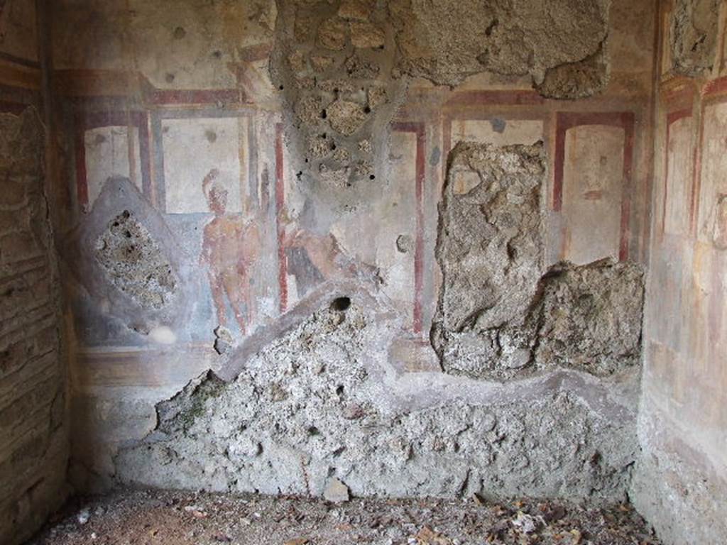 I.3.25 Pompeii. December 2006. Oecus, east wall. To the right of the centre panel was a painting of a warrior, which was similar to the one on the left. It was stolen in 1977.
See Schefold, K., 1962. Vergessenes Pompeji. Bern: Francke. (p. 126 T: 91 for east and south walls).
By 1981, at least one of the paintings from the east wall had been recovered. This would have been located in the upper south-east corner above the stolen painting to the right of the centre panel. It was of a figure, which can be seen in Schefold’s picture 91, and also
see Pompei 1748-1980, I tempi della documentazione, catalogue of the 1981-2 exhibition, (p.72, figs 32 and 33).
See Schefold, K., 1962. Vergessenes Pompeji. Bern: Francke. (p. 126 T: 91).