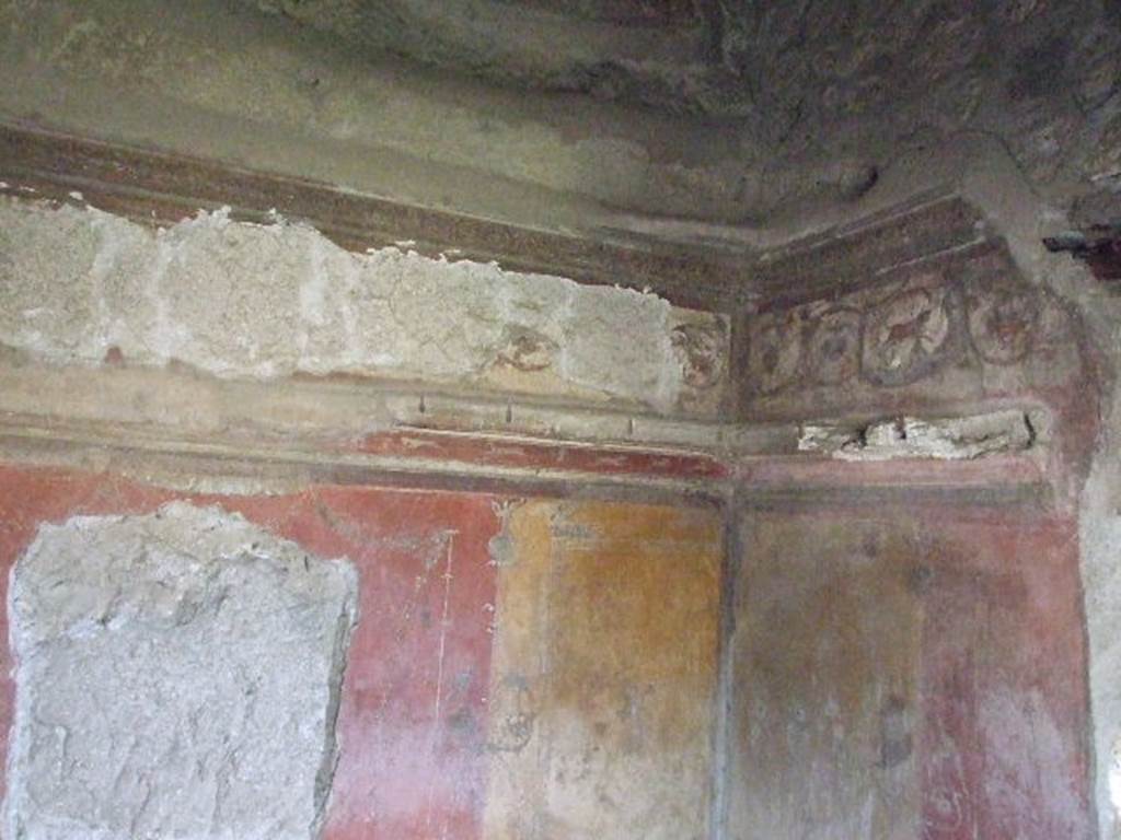 I.3.25 Pompeii. December 2006. Cubiculum. Detail of frieze and plaster stucco in south-west corner. In the west wall would have been a window overlooking the garden, on right.