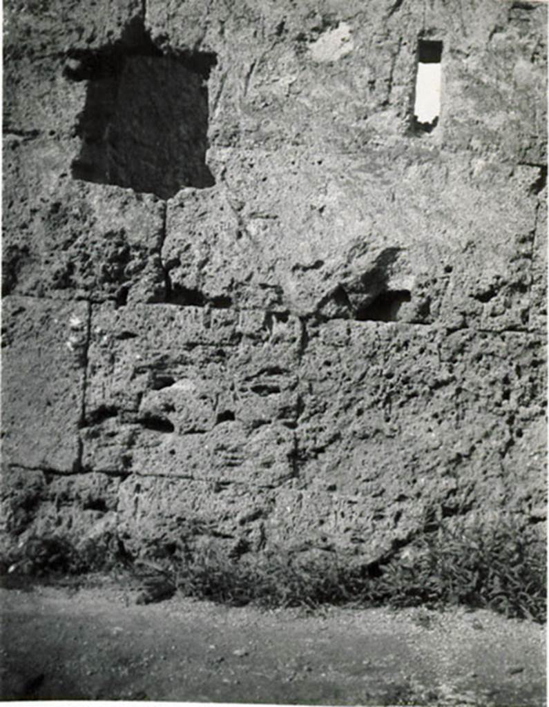 I.3.25 Pompeii. 1935 photograph taken by Tatiana Warscher. Façade of I.3.25 showing windows on north side of entrance doorway.
See Warscher, T, 1935: Codex Topographicus Pompejanus, Regio I, 3: (no.58), Rome, DAIR, whose copyright it remains.