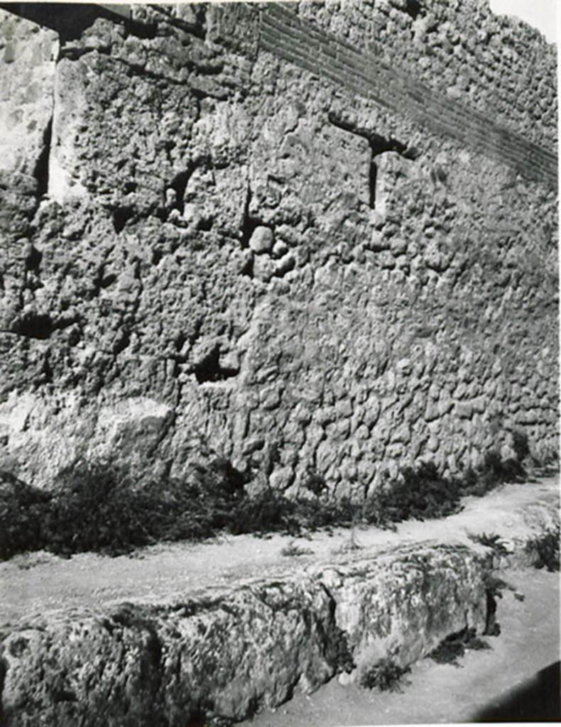 I.3.25 Pompeii. 1935 photograph taken by Tatiana Warscher. Façade of I.3.25 showing window.
See Warscher, T, 1935: Codex Topographicus Pompejanus, Regio I, 3: (no.57), Rome, DAIR, whose copyright it remains.