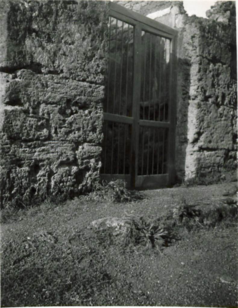 I.3.25 Pompeii. 1935 photograph taken by Tatiana Warscher. Looking north towards entrance doorway.
See Warscher, T, 1935: Codex Topographicus Pompejanus, Regio I, 3: (no.60a), Rome, DAIR, whose copyright it remains.