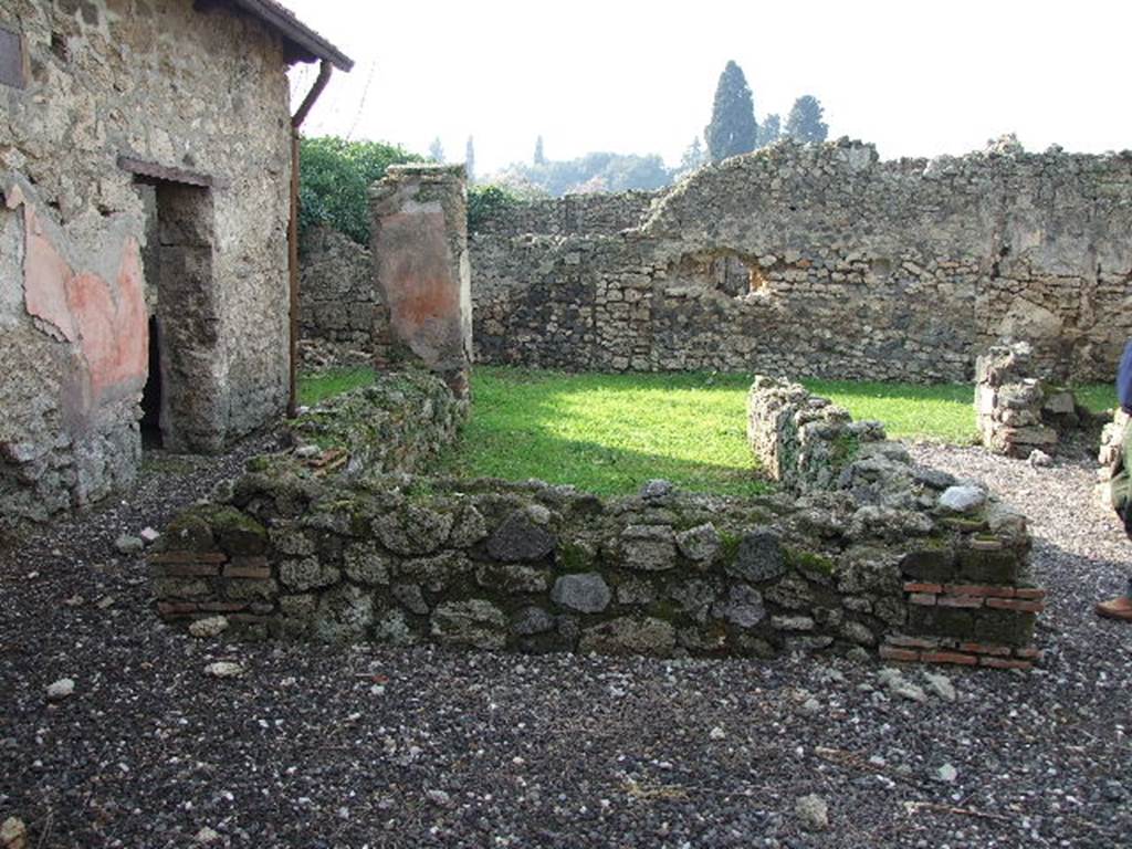 I.3.25 Pompeii. December 2006. Looking west across 3-sided pseudoperistyle to garden area. According to Schefold, on the south-west corner pillar there was a painting of a flying Isis Fortuna with a horn of plenty and a globe. See Schefold, K., 1957. Die Wände Pompejis. Berlin: De Gruyter. (p. 13).
According to Trendelenburg, this small rectangular peristyle was open to the west side onto a small garden area. The other three sides were surrounded by a low podium of material, on which rested four brick columns, originally faced with coloured stucco. The peristyle was being restored at the time of the catastrophe in 79AD. The podium on the left side ended with a large pilaster. This surviving pilaster, on a background of red stucco, showed a different type of female flying figure (height I.15m). She was naked, except for a transparent yellow mantle, covering her from her breast to her knees. In her right hand she held a wreath or crown of laurel, in her left was a cornucopia. At her feet was a globe.
See Trendelenburg in BdI 1871 (p.173) 
According to Sogliano, Nike (Victory) with a yellow transparent veil painted on a red background, was found on the corner pilaster in the south-west corner of the peristyle.
See Sogliano, A., 1879. Le pitture murali campane scoverte negli anni 1867-79. Napoli: Giannini. (p.72, no.431)
