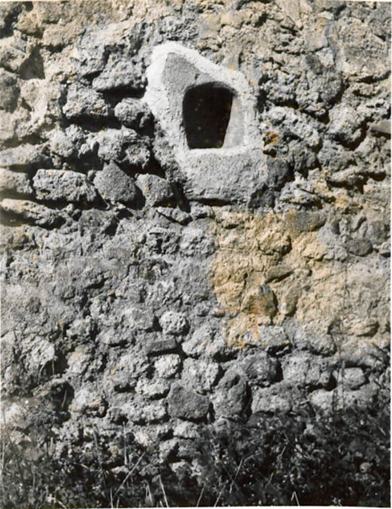 I.3.25 Pompeii. 1935 photograph taken by Tatiana Warscher. The niche in the west wall of the garden area. According to Warscher, it was very small (0.14 high) to have been a niche for the Penates, it could have been used to keep a lamp in.
See Warscher, T, 1935: Codex Topographicus Pompejanus, Regio I, 3: (no.63), Rome, DAIR, whose copyright it remains.