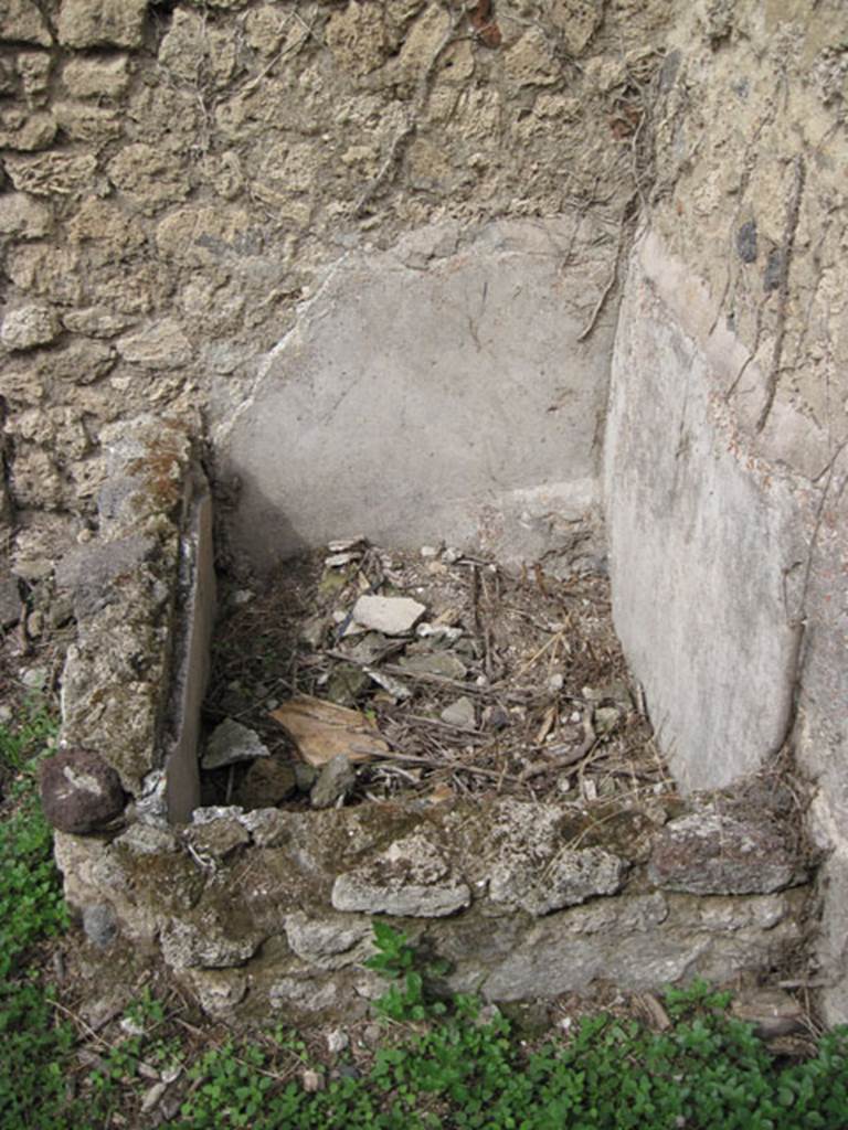 I.3.27 Pompeii. September 2010. Looking north at detail of waterproofed basin in north-east corner. Photo courtesy of Drew Baker.