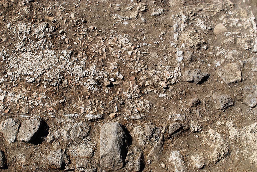 Fig. 6 – Pompéi, boulangerie I 3, 27 – Vestiges d’un mur arasé et de son sol en éclats de calcaire (vue du sud).
Cliché : N. Monteix – EFR. Utilisation soumise à CC-BY-NC-SA 4.0