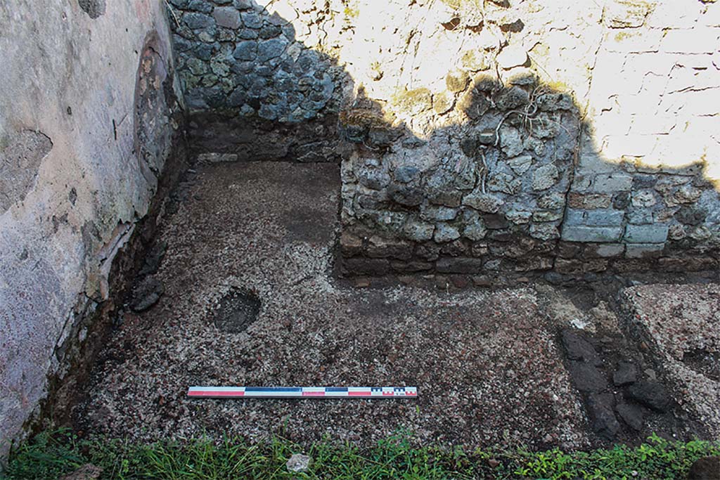 Fig. 9 – Pompéi, boulangerie I 3, 27 – Mur arasé dans la salle du pétrin (vue de l’est).
Cliché : C. Salviani – EFR. Utilisation soumise à CC-BY-NC-SA 4.0