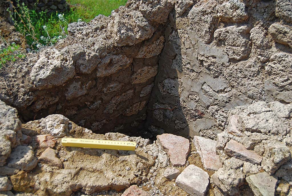 Fig. 12 – Pompéi, boulangerie I 3, 27 – Espace laissé libre entre le mur contenant le four et celui formant la coupole.
Vue du nord-est.
Cliché : A. Béranger – EFR. Utilisation soumise à CC-BY-NC-SA 4.0