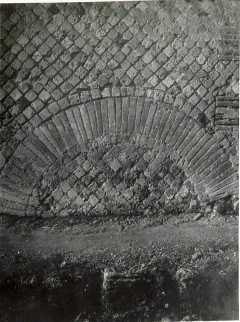 I.3.27 Pompeii. 1935 photograph taken by Tatiana Warscher. Supporting arch, a part of the street facade wall on the south side of the entrance doorway. 
See Warscher, T, 1935: Codex Topographicus Pompejanus, Regio I, 3: (no.72), Rome, DAIR, whose copyright it remains.