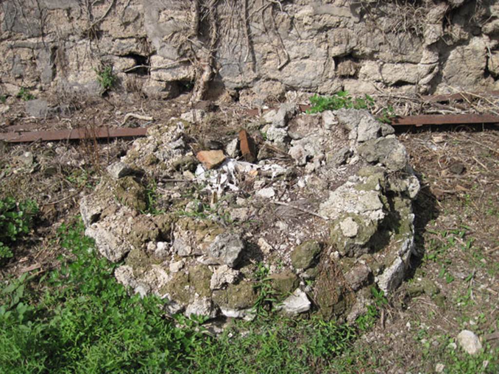 I.3.27 Pompeii. September 2010. 
Looking north to circular feature (base of millstone) in centre of north wall of bakery room. 
Photo courtesy of Drew Baker.