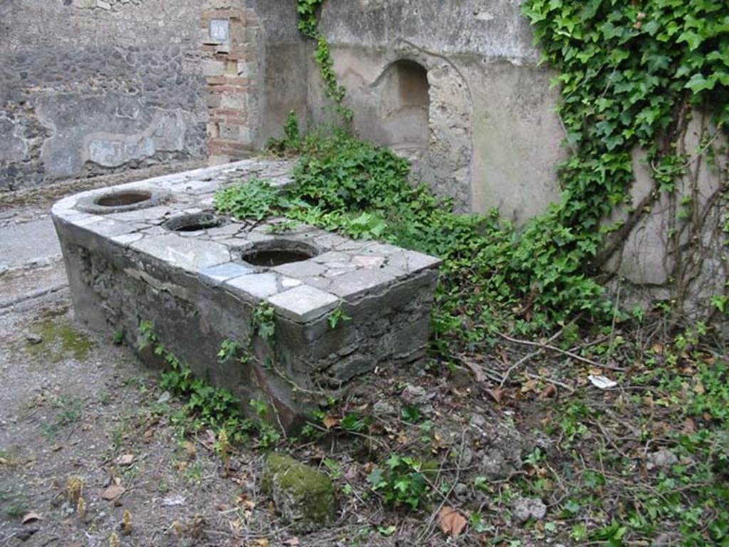 I.3.28 Pompeii. May 2003. Looking towards rear of counter and south wall with niche.
Photo courtesy of Nicolas Monteix.