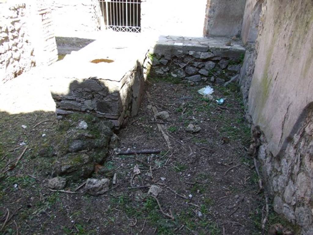 I.3.28 Pompeii. March 2009. Looking east across counter to Vicolo Citarista. The remains of a hearth can also be seen on the end of the counter.