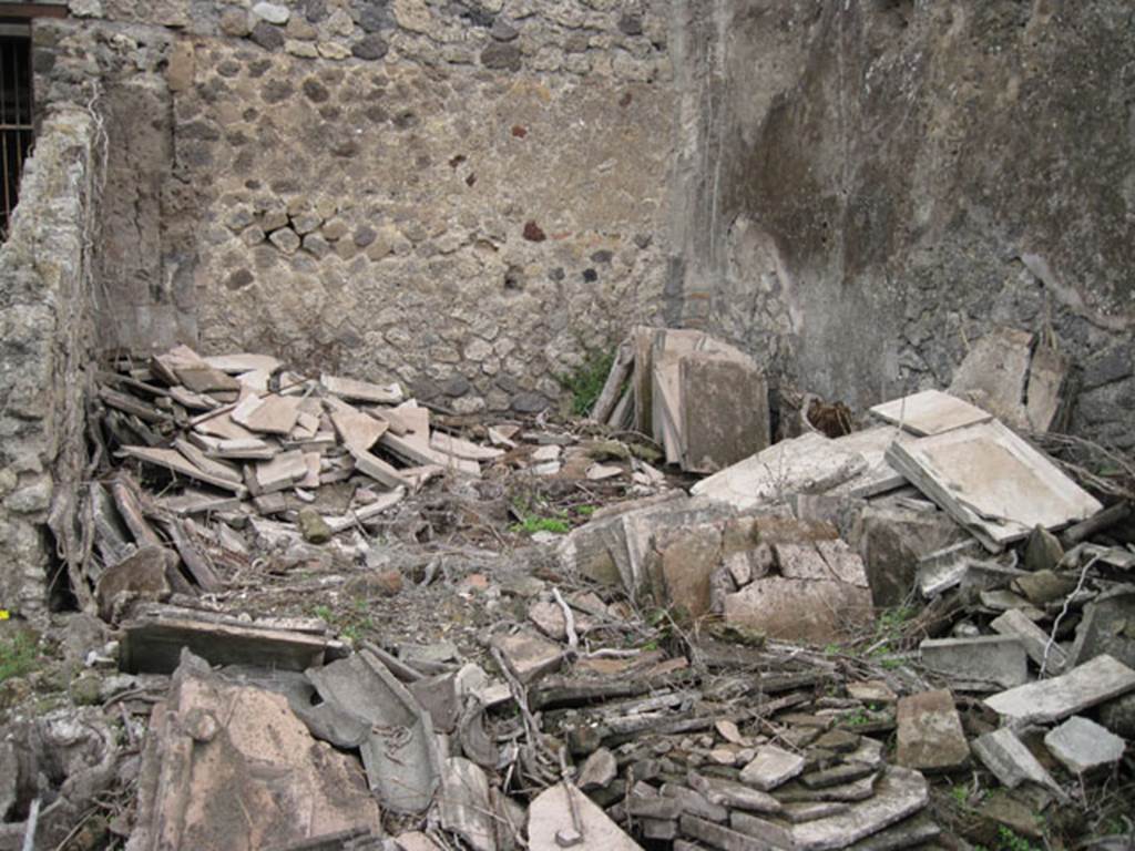 I.3.29 Pompeii. September 2010. Looking east towards room 6, directly south of fauces.
The fauces can be seen on the left of the photo. Photo courtesy of Drew Baker.