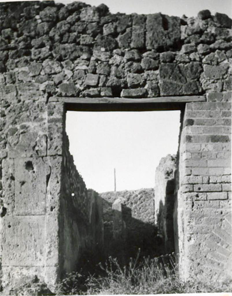 I.3.29 Pompeii. 1935 photograph taken by Tatiana Warscher. Looking west through entrance doorway.  
See Warscher, T, 1935: Codex Topographicus Pompejanus, Regio I, 3: (no.78), Rome, DAIR, whose copyright it remains.