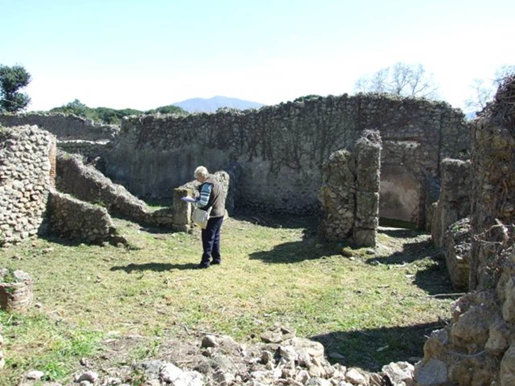 I.3.30 Pompeii. March 2009. Looking south across peristyle garden, to room 10, oecus, and entrance corridor, on right.
On one of the columns in the peristyle was found the graffiti - 
Tu, pupa, sic valeas,
          sic habeas
Venere Pompeianam
           propytia ............   (CIL IV 4007)
May you always be in good health, my girl, and may Pompeian Venus always be well disposed to you.
See Varone, A., 2002. Erotica Pompeiana: Love Inscriptions on the Walls of Pompeii, Rome: L’erma di Bretschneider. (p.24)
See Cooley, A. and M.G.L., 2004. Pompeii : A Sourcebook. London : Routledge. (p.90)
According to Epigraphik-Datenbank Clauss/Slaby (See www.manfredclauss.de), CIL IV 4007 read –
Tu pupa sic valeas
sic habeas
Venere Pompeianum
prop<i=>tia(m)
Munn
VV