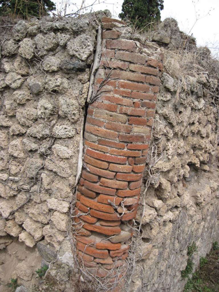 I.3.30 Pompeii. September 2010. Looking east at detail of brick pillar at south-east corner of peristyle.  Note interesting wear on bricks and building of walls around stucco of column. Photo courtesy of Drew Baker.