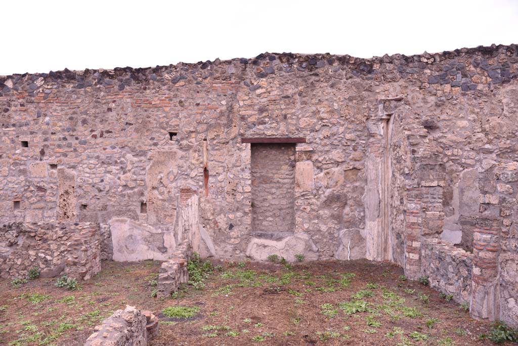 I.4.2 Pompeii. October 2019. Looking towards north wall with niche/recess in garden/viridarium area.
On the left is the tablinum, on the right is the windowed triclinium.
Foto Tobias Busen, ERC Grant 681269 DÉCOR.