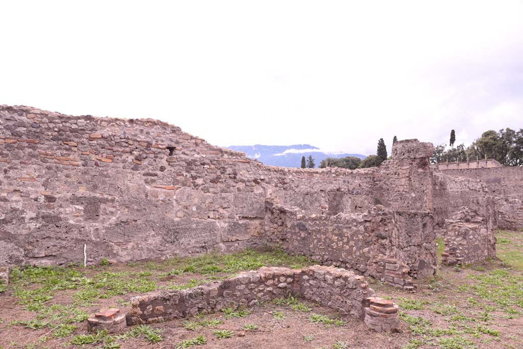 I.4.2 Pompeii. October 2019. Looking south-west across garden area, towards room (cubiculum or oecus) at side of tablinum, on right.
Foto Tobias Busen, ERC Grant 681269 DÉCOR.