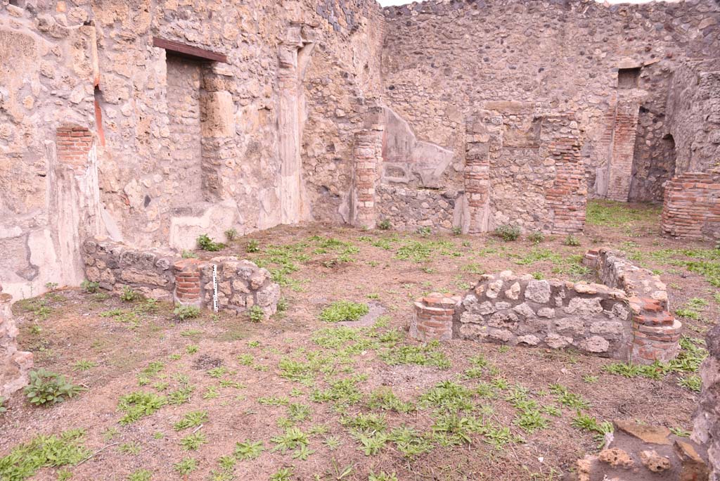 I.4.2 Pompeii. October 2019. Looking north from tablinum across portico to garden area, with doorway to triclinium, on right.
Foto Tobias Busen, ERC Grant 681269 DÉCOR.