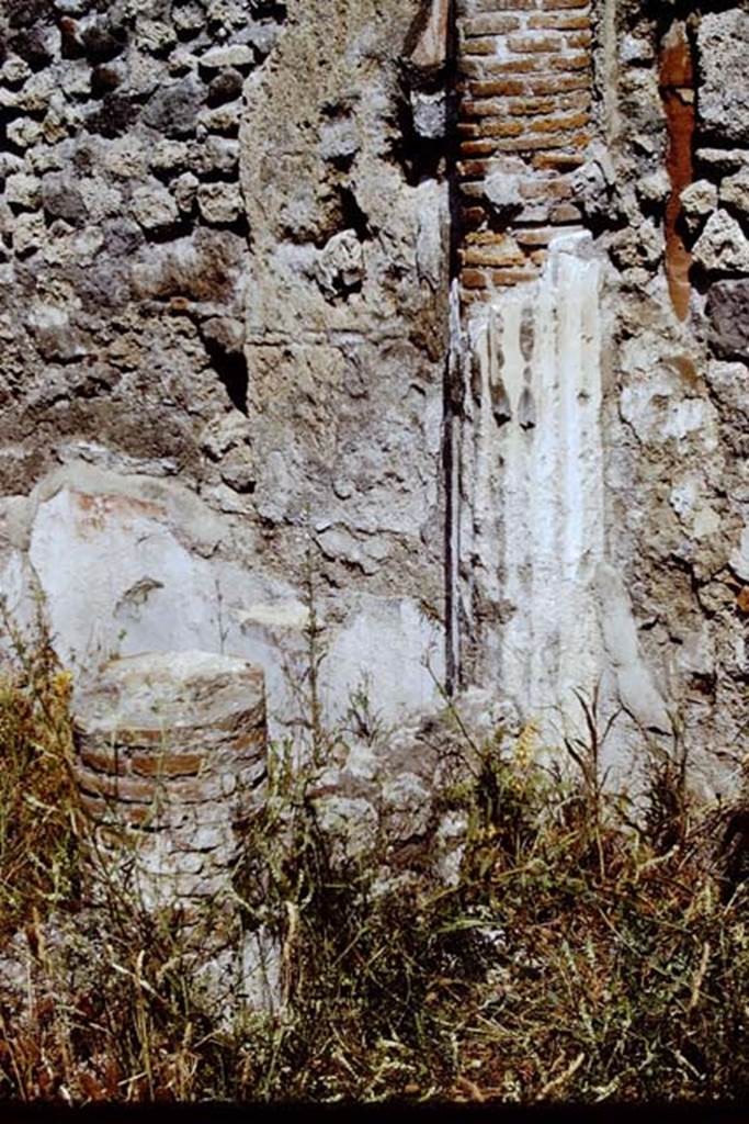 I.4.2 Pompeii. 1971. North end of pseudo-peristyle, showing engaged column with graffiti.  Photo by Stanley A. Jashemski.
Source: The Wilhelmina and Stanley A. Jashemski archive in the University of Maryland Library, Special Collections (See collection page) and made available under the Creative Commons Attribution-Non Commercial License v.4. See Licence and use details. J71f0152