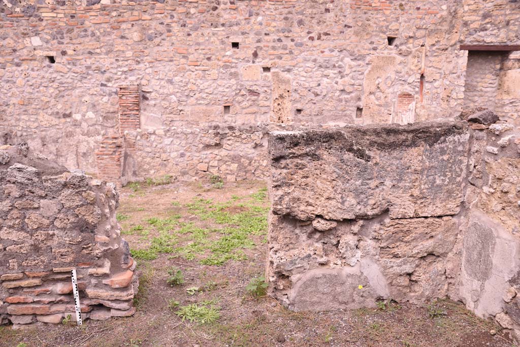 I.4.2 Pompeii. October 2019. North wall of cubiculum or oecus, with doorway into tablinum.
Foto Tobias Busen, ERC Grant 681269 DÉCOR.