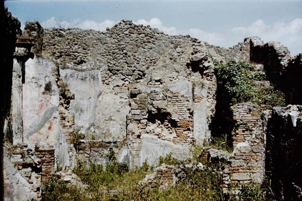I.4.2 Pompeii. 1959. East wall and south-east corner. Photo by Stanley A. Jashemski.
Source: The Wilhelmina and Stanley A. Jashemski archive in the University of Maryland Library, Special Collections (See collection page) and made available under the Creative Commons Attribution-Non Commercial License v.4. See Licence and use details.
J59f0314