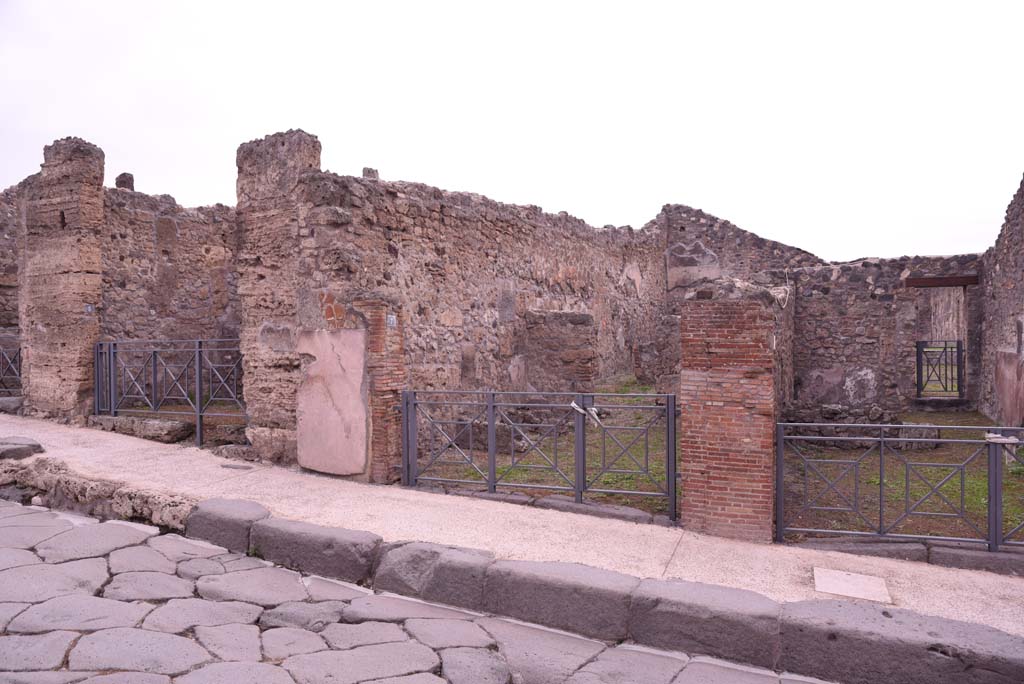 Via Stabiana, Pompeii. October 2019. Looking north-east towards entrance doorways, with I.4.7 in centre.   
Foto Tobias Busen, ERC Grant 681269 DÉCOR.