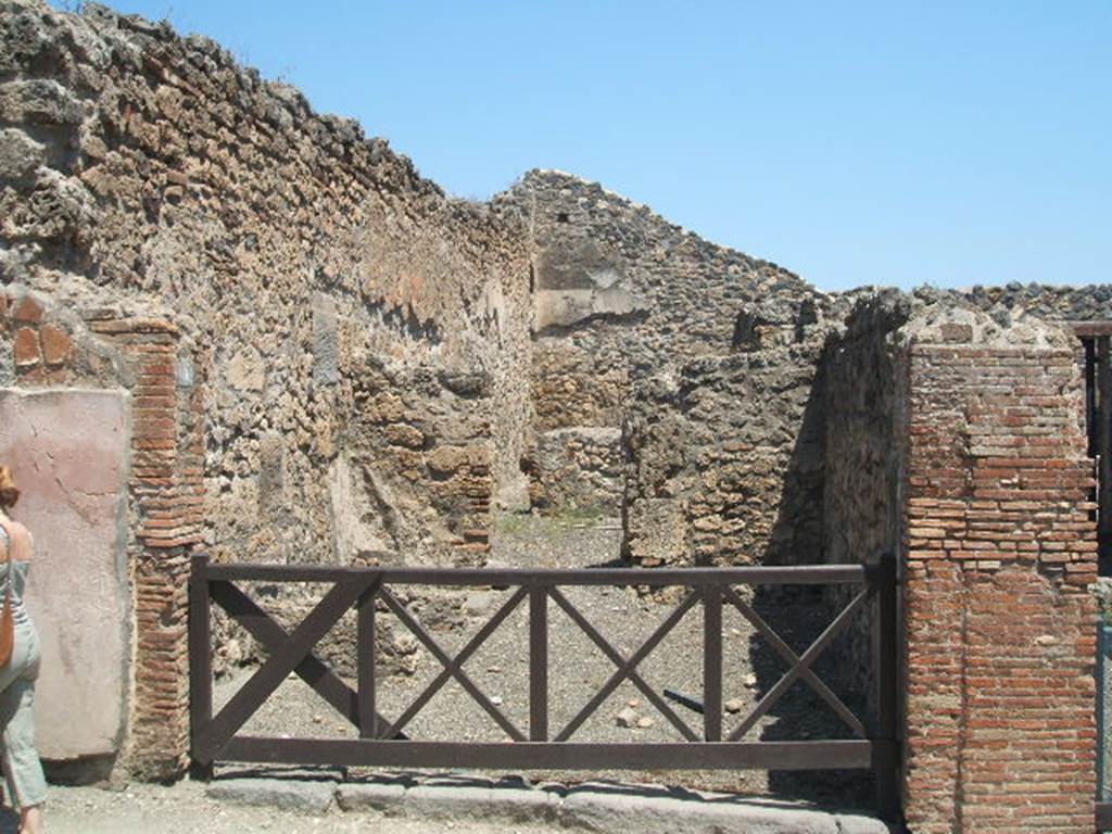 I.4.7 Pompeii. May 2005.  Entrance. The following painted graffiti were found in April 1853.
CIL IV 998 was written in red and black, on the pilaster between I.4.8 and I.4.7, on the left:
L(ucium Popidium aed(ilem)
Fullo rog(at).
CIL IV 999 was found here or nearby:
A(ulum) Vettium
Felicem aed(ilem) o(ro) v(os) f(aciatis)
CIL IV 994 was written in red and black, on the pilaster between I.4.7 and I.4.6, on the right:
M(arcum) Holconium IIv(irum) i(ure) d(icundo)
CIL IV 995 was also found here:
L(ucium) Ceium Secundum IIvir(um)
Passaratus nec sine Maeniano
rog(at)
See Pagano, M. and Prisciandaro, R., 2006. Studio sulle provenienze degli oggetti rinvenuti negli scavi borbonici del regno di Napoli. Naples : Nicola Longobardi. (p.167-8)