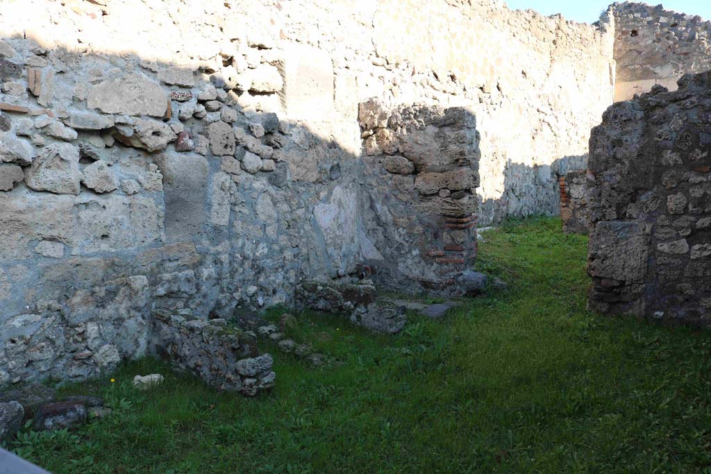 I.4.7 Pompeii. December 2018. 
Looking towards north-east corner with fullonica stalls against north wall, and doorway in east wall to another two rooms.
Photo courtesy of Aude Durand.