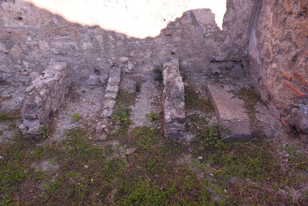 I.4.7 Pompeii. October 2019. Detail of masonry fullonica stalls against north wall of shop-room.
Foto Tobias Busen, ERC Grant 681269 DÉCOR.
