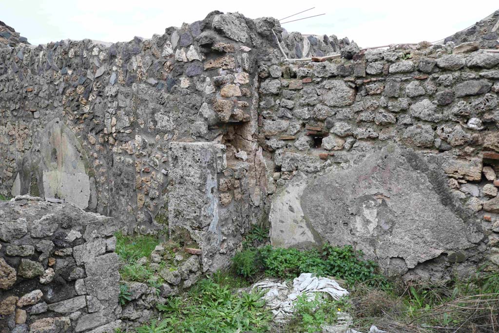 I.4.7 Pompeii. December 2018. Middle room, south-east corner with niche in east wall. Photo courtesy of Aude Durand.