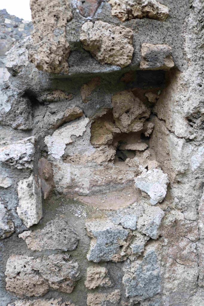 I.4.7 Pompeii. December 2018. 
Middle room, south-east corner with niche in east wall. Photo courtesy of Aude Durand.