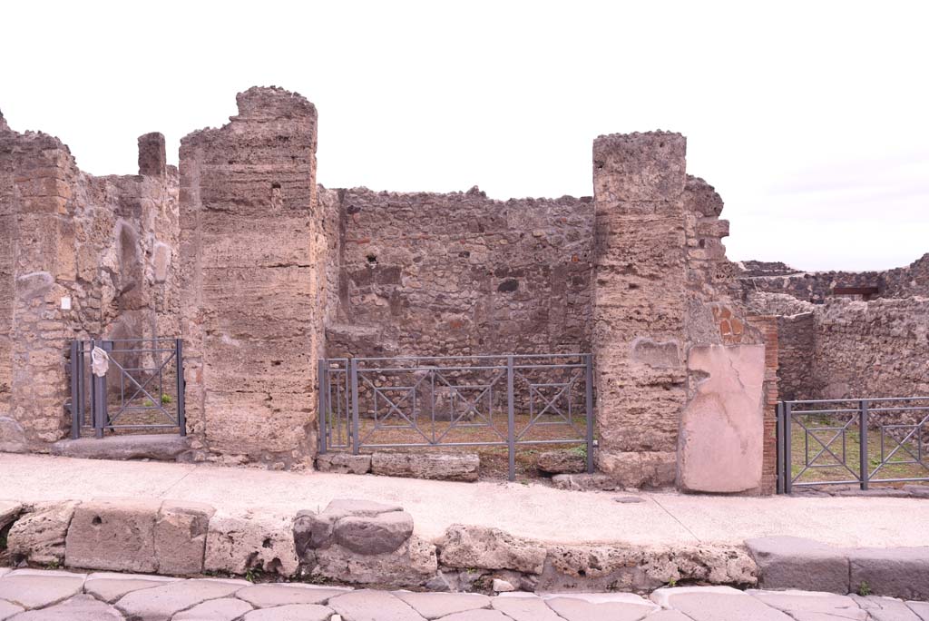 I.4.8, in centre, Pompeii. October 2019. Looking towards entrance doorways, with I.4.9, on left, and I.4.7, on right.   
Foto Tobias Busen, ERC Grant 681269 DÉCOR.