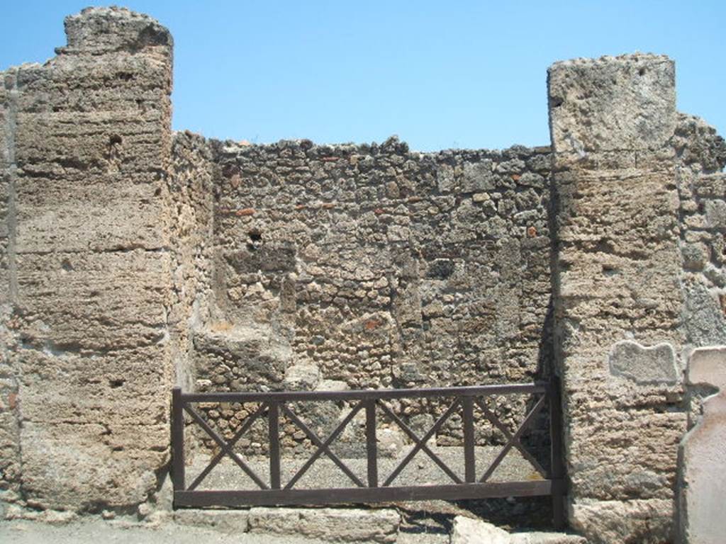 I.4.8 Pompeii. May 2005. Entrance.  The following painted graffiti was found in April 1853.
CIL IV 998 was written in red and black, on the pilaster between I.4.8 and I.4.7, on the right:
L(ucium Popidium aed(ilem)
Fullo rog(at).
CIL IV 999 was found here, or nearby:
A(ulum) Vettium
Felicem aed(ilem o(ro) v(os) f(aciatis)
See Pagano, M. and Prisciandaro, R., 2006. Studio sulle provenienze degli oggetti rinvenuti negli scavi borbonici del regno di Napoli.  Naples : Nicola Longobardi. (p.167)