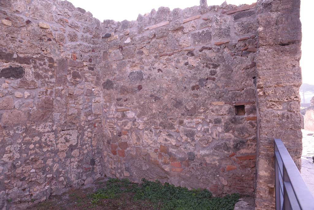 I.4.8 Pompeii. October 2019. South-east corner and south wall of shop-room.
Foto Tobias Busen, ERC Grant 681269 DÉCOR.