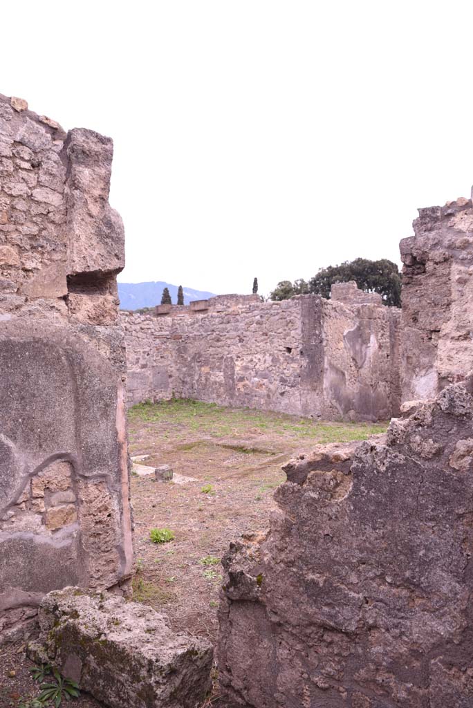 I.4.9 Pompeii. October 2019. Room f, west wall with doorway to ala, and south-west across atrium.
Foto Tobias Busen, ERC Grant 681269 DÉCOR.