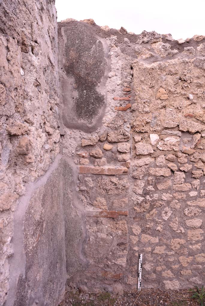 I.4.9 Pompeii. October 2019. Room f, detail from north-east corner, and east wall.
Foto Tobias Busen, ERC Grant 681269 DÉCOR.