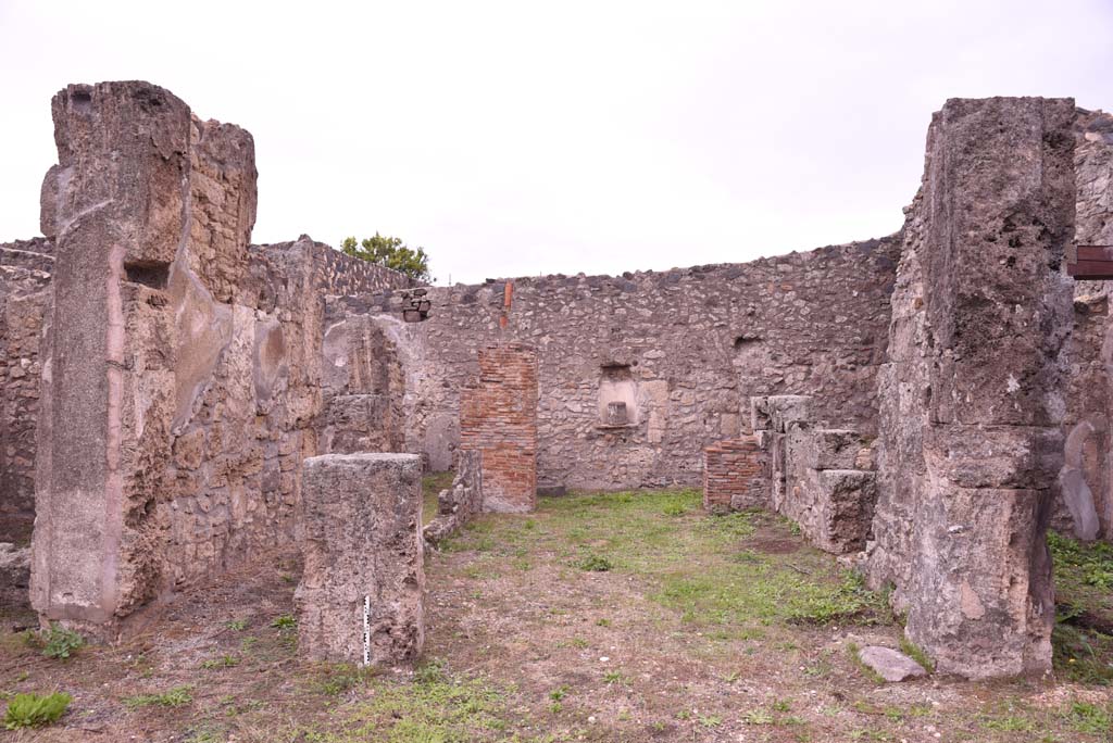 I.4.9 Pompeii. October 2019. 
Tablinum h, in centre, with corridor i, on left, and doorway to room g, on right, looking east from atrium.
Foto Tobias Busen, ERC Grant 681269 DÉCOR.